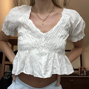 Prickig Blus  - Så sjukt söt prickig blus med resår detaljer i strl m, men stretchig så passar mig med S med🤍 171 cm lång! Aldrig använd 🥳SECOND HAND så går inte att få tag på!! använd gärna köp nu 🩵