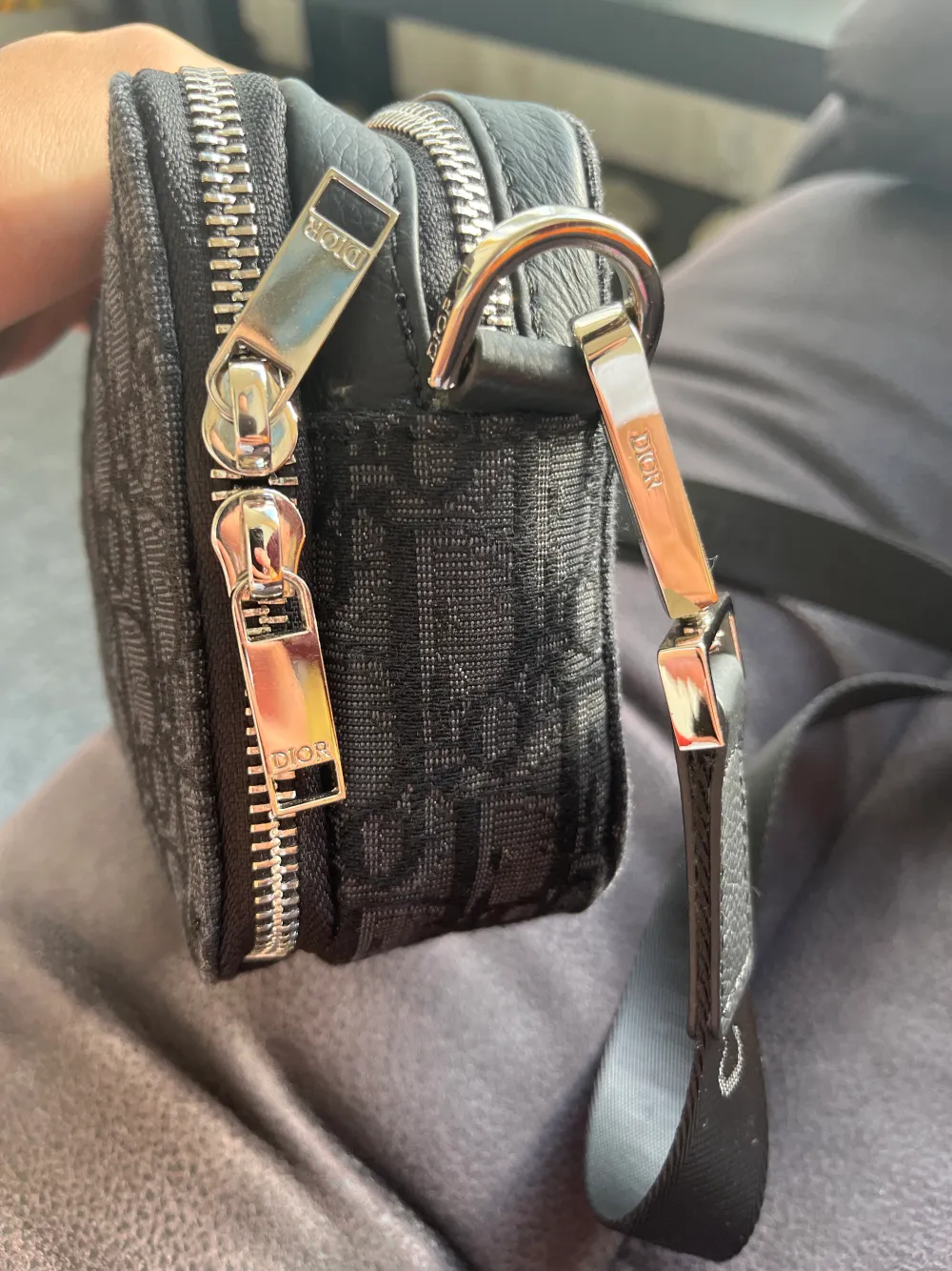 En perfekt väska för mobil, plånbok osv. Säljes pga att jag inte använder den mer då jag köpt ny väska Vid frågor så är det bara att kontakta mig Pris kan diskuteras . Accessoarer.