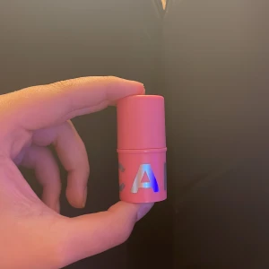 Blush - Har kommit till användning 5 ggr typ men väldigt fin.