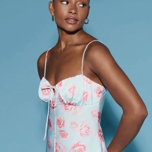 Blommig klänning - Blommig klänning från Gina tricot som aldrig använts. Prislappen är kvar. Storlek XXS. Nypris 499. 