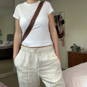 Linnebyxor  - Beigea linnebyxor från hm (nedersta sömmen uppsprätt)