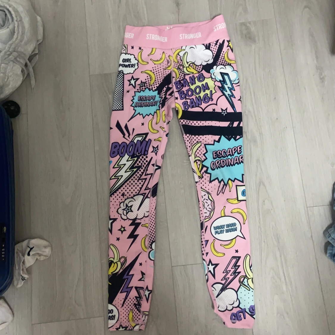 Ett par rosa stronger tights  - 90