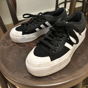 Adidas nizza platform  - Säljer dessa eftersom de sällan används. Är något använda vilket syns lite på sulan men är i övrigt som nya. Köpta för ca 700.