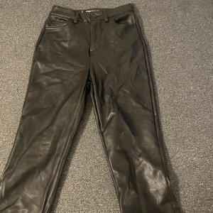 Byxor  - Knappt använda. Köpte dom på newyourker för ett tag sen. Dom är tyvärr för små för mig nu, st xss men passar folk med xs/s
