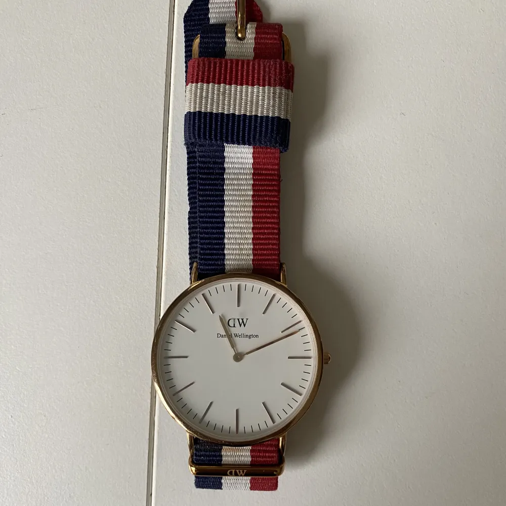 Daniel Wellington klocka som behöver byta batteri vilket går lätt att göra i en klockbutik för någon 100-lapp.  Tygarmband . Accessoarer.