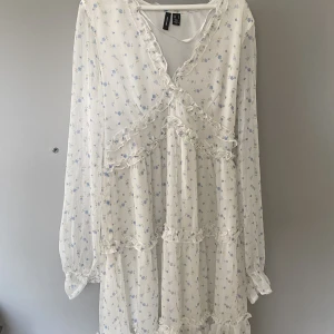 SommarKlänning - klänning från vero moda, genomskinlig i ärmarna, blommig 