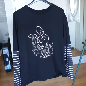 Svart Topp - Super snygg långarmad topp med en kanin på som står i eldflammor 