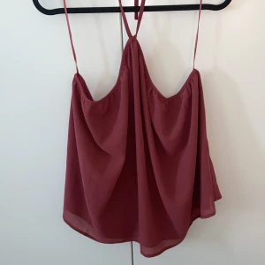 Topp - Säljer denna oanvända topp från na-kd med lappar kvar i storlek L. 