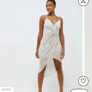 Klänning Nelly  - Jätte fin klänning från Nelly som är helt oanvänd. Köpt för 399kr. 