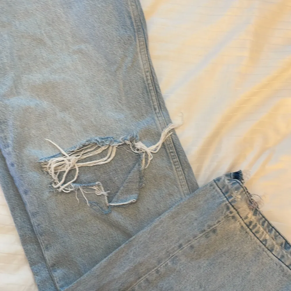 Nästan helt nya jeans med slitningar, byxorna är uppsprätta längst ner så de ska bli längre. . Jeans & Byxor.