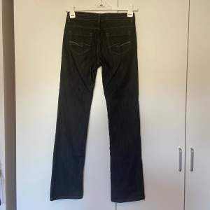 Vintage raka jeans i svartgrå färg. Perfekt skick. Midjemått: 74cm och Midjehöjd: 22cm. 