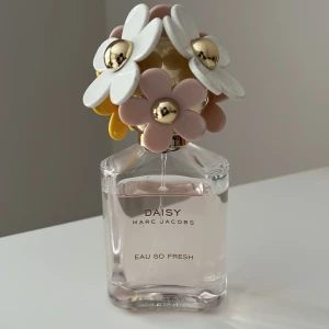 Marc Jacobs parfym - Parfym från Marc Jacobs 75ml,  ca 75-80% kvar av flaskan. Parfymen säljs då den inte kommer till användning längre men luktar väldigt fräscht och somrigt 🌸