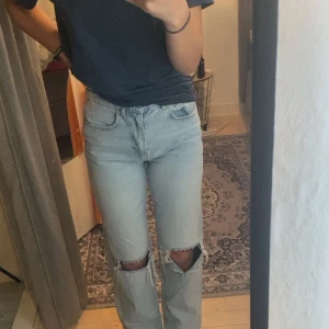 Jeans med hål - Jag säljer dessa ljusblåa jeans med hål i från Gina Tricot ”perfect jeans”. De är i storlek 34 och säljer de för de börjar bli lite tajta på mig. De är i väldigt bra skick, inga fläckar eller liknande! Hör av er om ni vill ha fler bilder på jeansen!