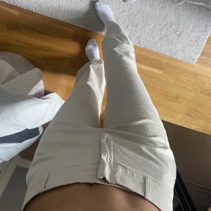 kostymbyxor  - Så  fina beiga kostymbyxor i jättebra skick från Turnover. Storlek 38 men passar även en 36/S! Tyvärr är de för korta för mig som är 174cm med långa ben. Innerbenslängd: 80cm. Är rejäla och känns lyxiga!! (OBS: saknas en knapp på insidan, syns inte dock!)