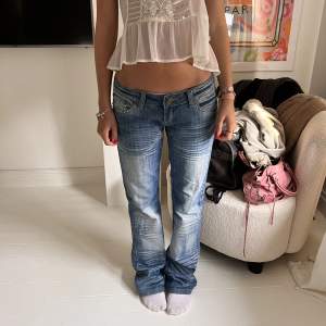Jag säljer dessa jättefina och coola jeans!!!