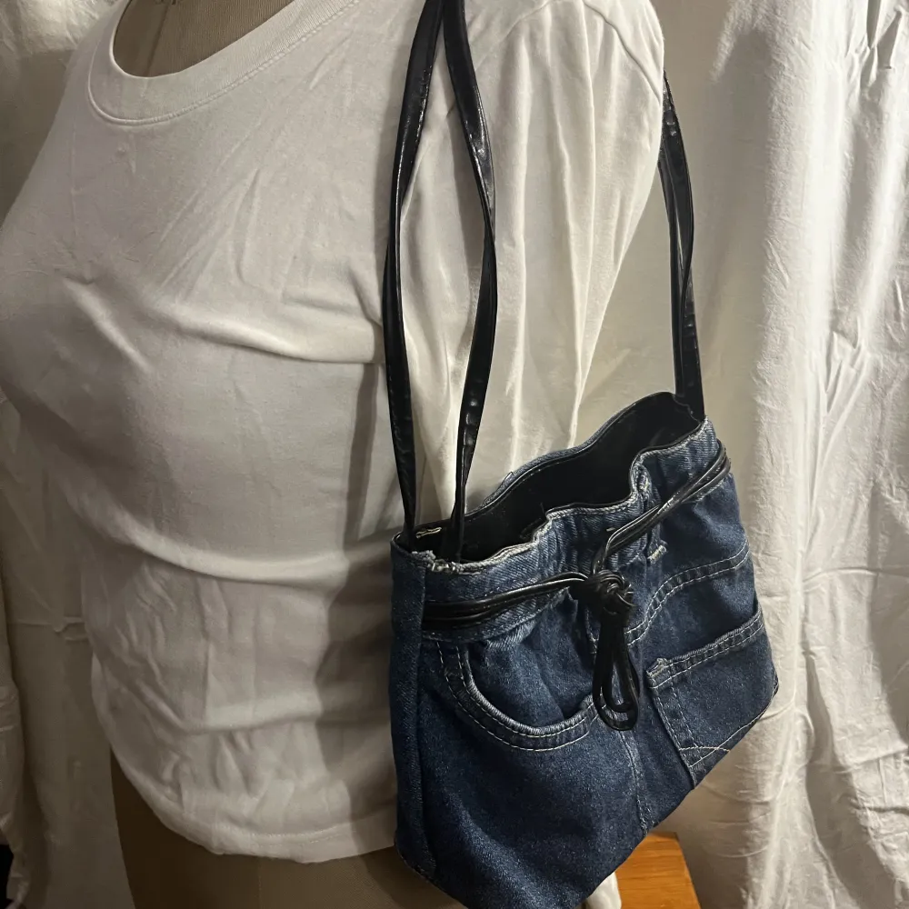 Jättefin blå jeans väska i fint skick. Fin för både utegång och vanliga dagar😊 Priset kan pratas om vid snabb affär! Köparen står för frakt!😊💗. Laukut & Käsilaukut.