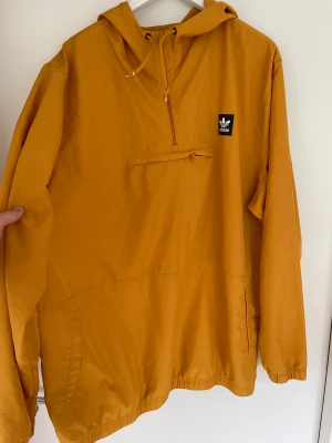 Adidas jacka  - Size XL använt skick finns lite smuts men inget som syns jättemycket. 