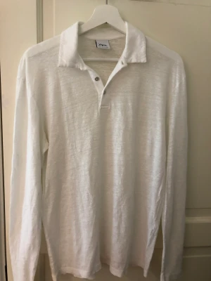 Vit Långärmad Zara tröja med krage  - Tunn Zara tröja i mycket bra skick.