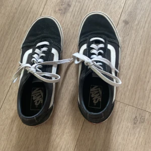 Vans skor - Vans skor för 450kr förra priset 600kr använda knappt 3 gånger och inte slitna 🩷inget kartong finns kvar 🩷 hoppas någon är intresserad ☺️