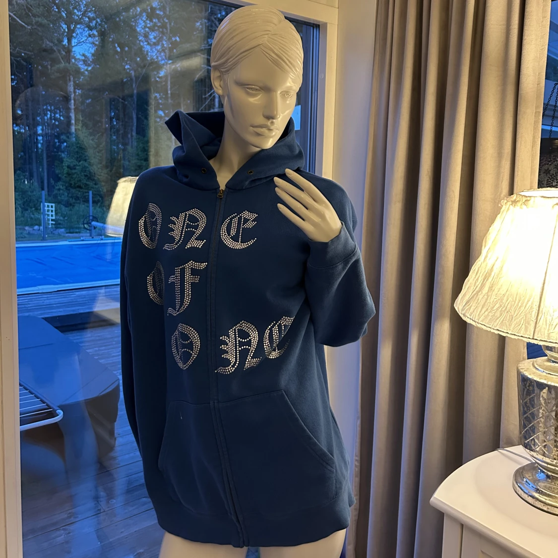 One of one zip up storlek L