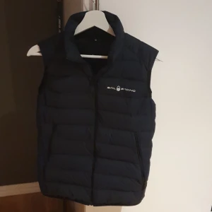 Sail racing väst - Sail racing väst skick 9/10👌knappt använd säljer pågrund av att ja inte använder den. nypris 1700 ja säljer den för 1300 och pris kan diskuteras💯