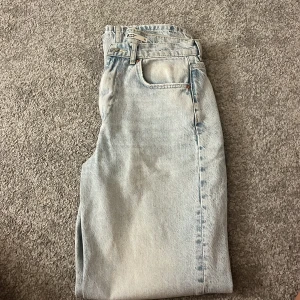 Blå jeans med slits  - Så snygga blå jeans med slits från Gina tricot i storlek 34. Använda en gång
