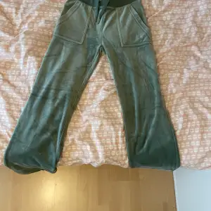 Jag säljer ett par gröna juicy byxor i storlek xxs passar för mig som är 1.60. Är använda Max 5 gånger. Originalpris 1100 kr, hör av dig vid intresse 🫶🏻