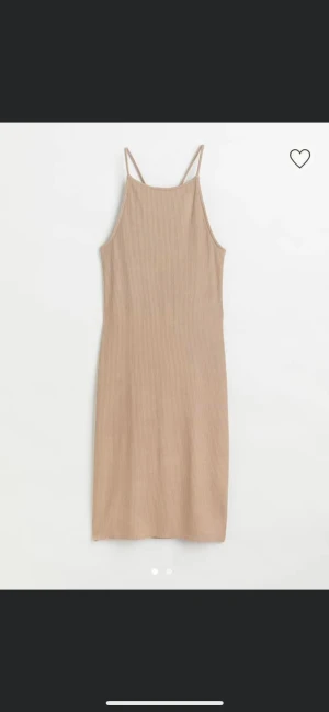 Klänning med öppen rygg - Beige klänning med öppen rygg & ribbat tyg. 