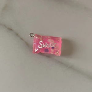 En sweet godis med glitter i - Man kan ha som halsband/ armband 5kr