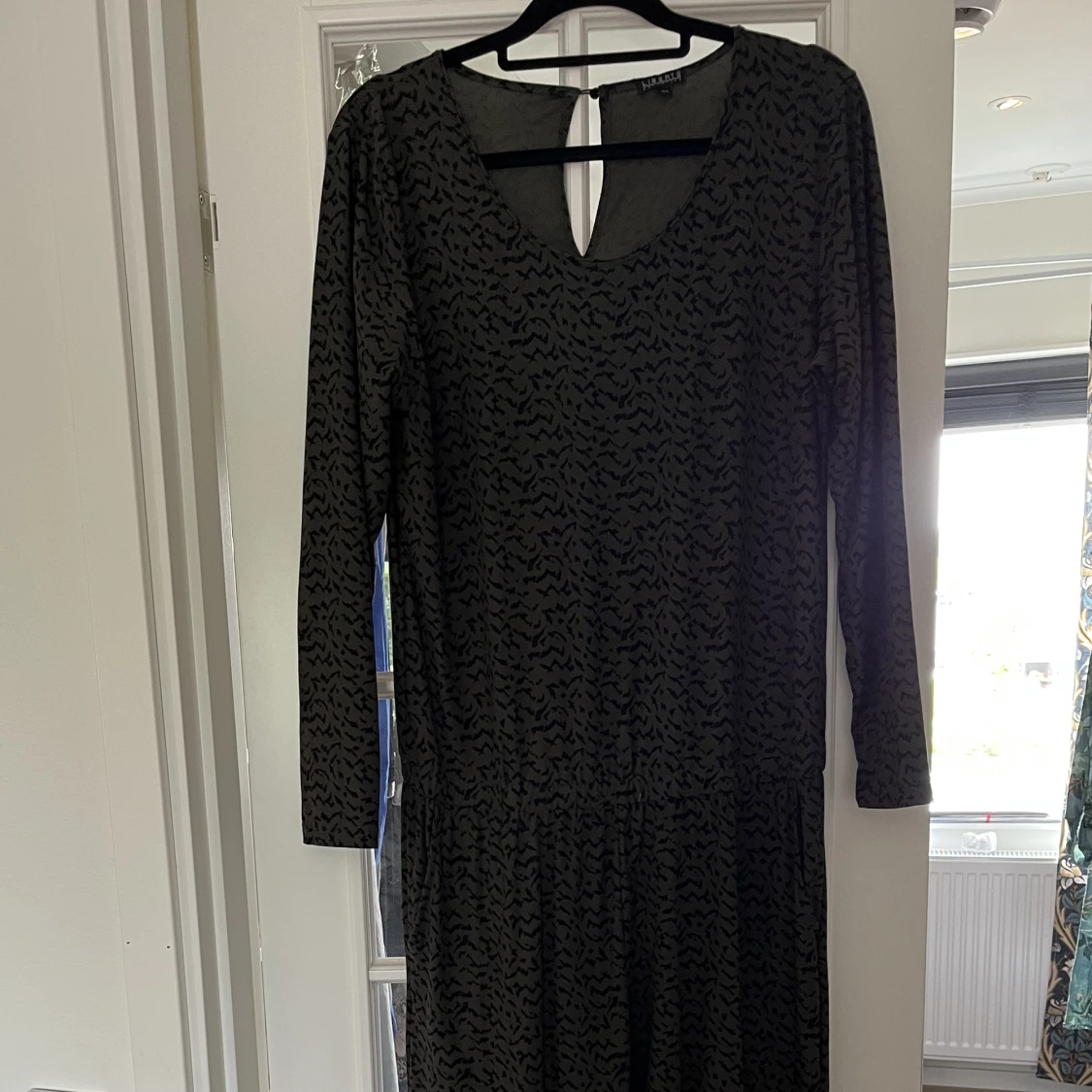 Grön leopardmönstrad jumpsuit  - 90