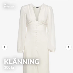 Vit klänning  - Liknande som adoore klänning… aldrig använd endast testad… lappen är kvar, säljes då den var för liten för mig 