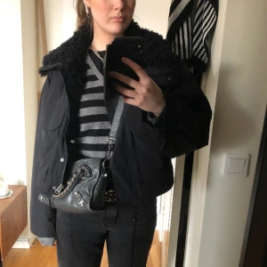 Other stories jacka - Jacka med teddyfoder från &Other stories. Storlek M. Använd en säsong, 2022