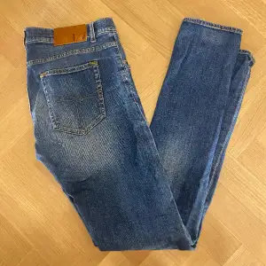 Hej! Säljer nu mina Jeans från märket , storlek M fint skick. Varan är givetvis äkta. Modellen är 180cm och väger 70kg Tveka inte på att höra av dig om du har frågor eller funderingar kring varan! 