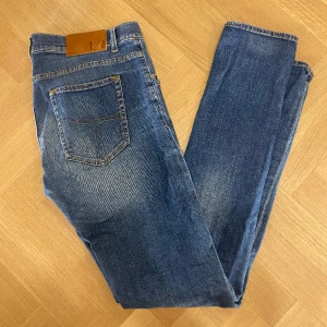Jeans Tiger Of Sweden - Hej! Säljer nu mina Jeans från märket , storlek M fint skick. Varan är givetvis äkta. Modellen är 180cm och väger 70kg Tveka inte på att höra av dig om du har frågor eller funderingar kring varan! 