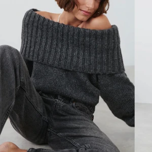 Stickad offshoulder tröja  - Säljer denna superfina offshoulder tröjan från Gina, säljer den förra att det inte kommer till användning. Har använt den 2 ggr. I superbra skick!! Ordinariepris 400.