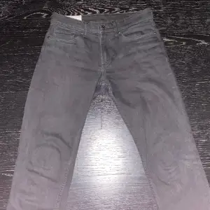 Regular Tapered Jeans köpa från H&M för 450kr, knappt använda,  skick 10/10. Hör av er vid frågor :)