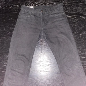 Regular tapered Jeans - Regular Tapered Jeans köpa från H&M för 450kr, knappt använda,  skick 10/10. Hör av er vid frågor :)