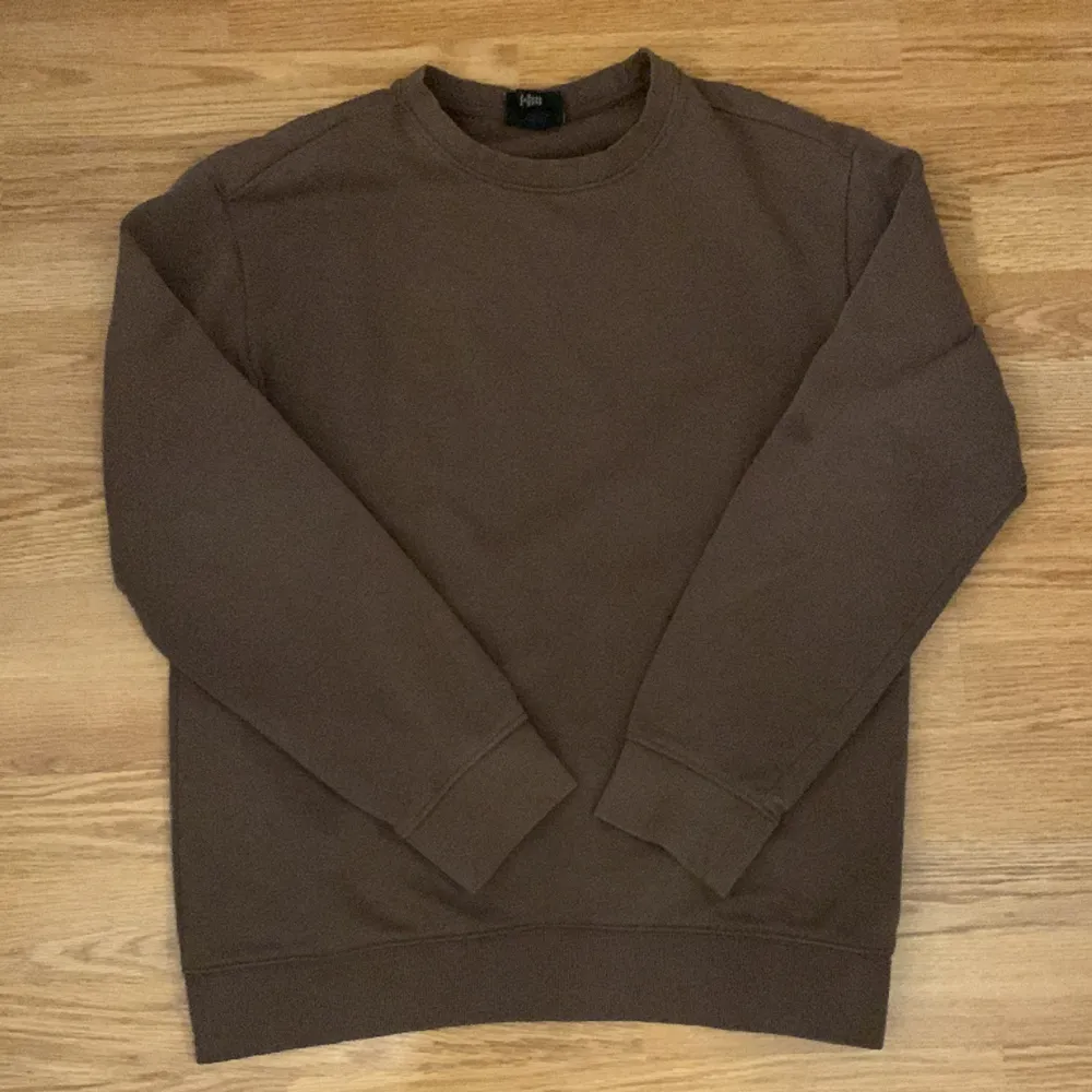 Brun HM sweatshirt i storlek XS, Gott skick, säljs pga, för liten. Tröjor & Koftor.