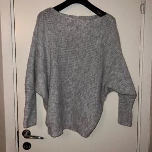 Stickad tröja  - Denna gråa stickade tröjan är super fin men jag gillar inte att armarna är så stora så de är inget för mig, den är endast testad.