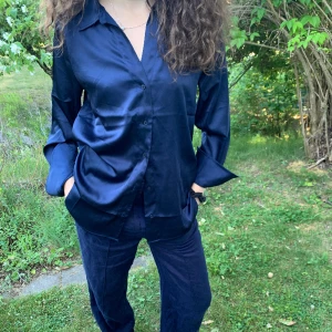 Silkes skjorta i marinblå - Super fin marin blå skjorta som går att styla till fest och casual. Xs men passar small och medium beroende på hur du vill att den sitter. Knappt använd💙