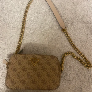 Guess väska - En guess väska som är använd ett fåtal gånger alltså är den som ny.  Den är köpt från zalando för 1015kr  Frakt tillkommer!