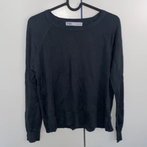 Zara tröja  - Tunn grå zara tröja som endast är provad och aldrig använd. Perfekt att ha över en t shirt eller som vanligt, köpt för 250. OBS läs beskrivningen 
