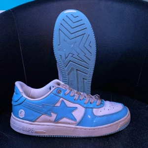 Bape skor - Tjenare, säljer ett par feta bape skor i färgen ljusblå, skicket är 7,5/10, kommer även tvätta till dem extra noga vid köp! Skriv vid minsta lilla fråga!