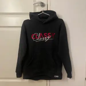 Säljer nu min classy hoodie då den inte kommer till användning. Är i fint skick! Pris kan diskuteras❤️