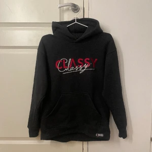 Hoodie - Säljer nu min classy hoodie då den inte kommer till användning. Är i fint skick! Pris kan diskuteras❤️