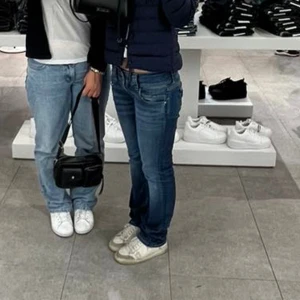 Pepe jeans - Ett par blå pepe jeans. Säljer den för att jag inte använder den längre. Köpte den för några månader sen och den kommer inte åt så mycket till användning, den har inte defekter, köpt för 900kr. Pris kan diskuteras vid snabb affär❤️