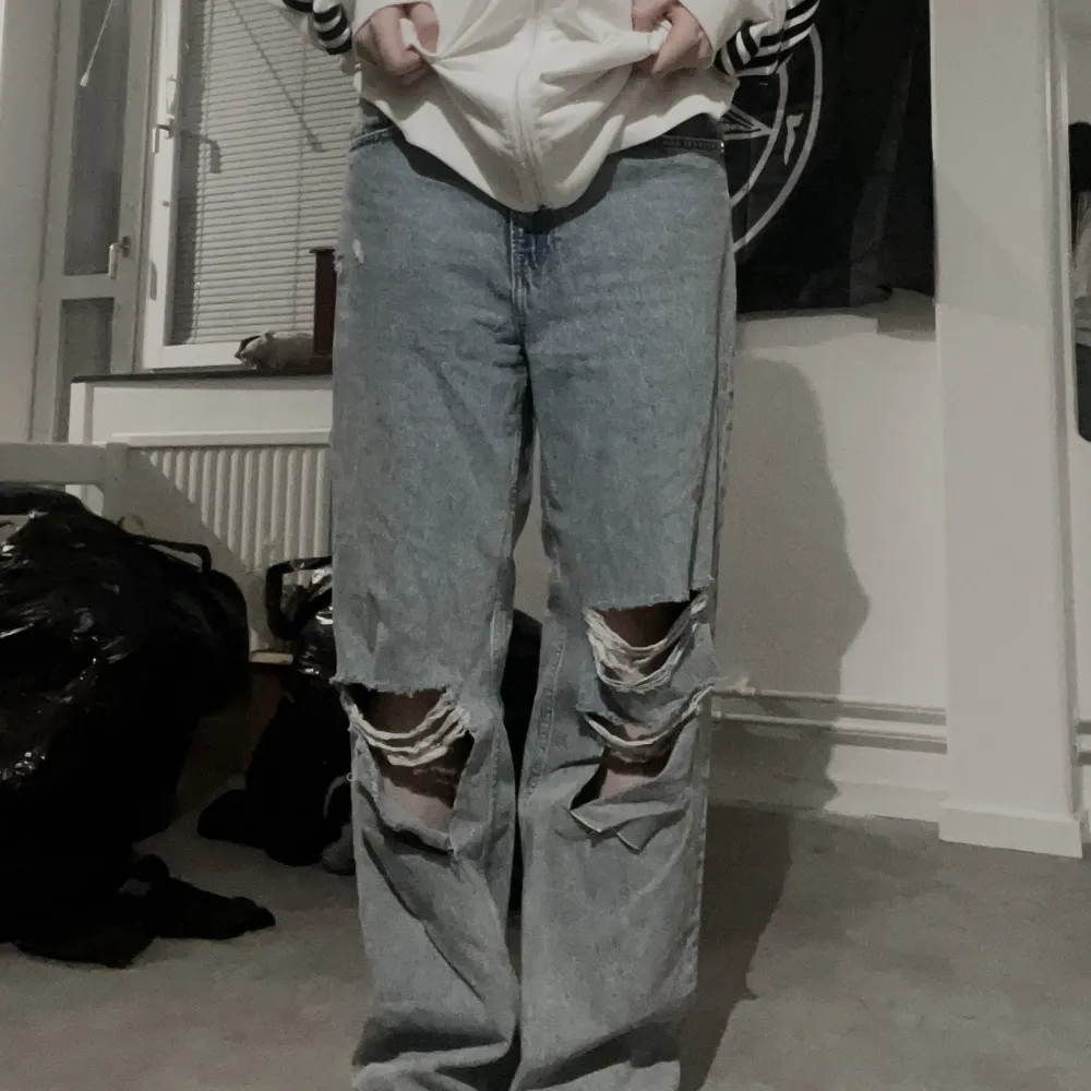 As snygg baggy jeans med slitningar. Använda fåtal gånger.  . Jeans & Byxor.