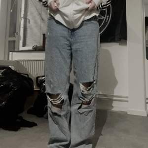 As snygg baggy jeans med slitningar. Använda fåtal gånger.  Jag är 169cm 
