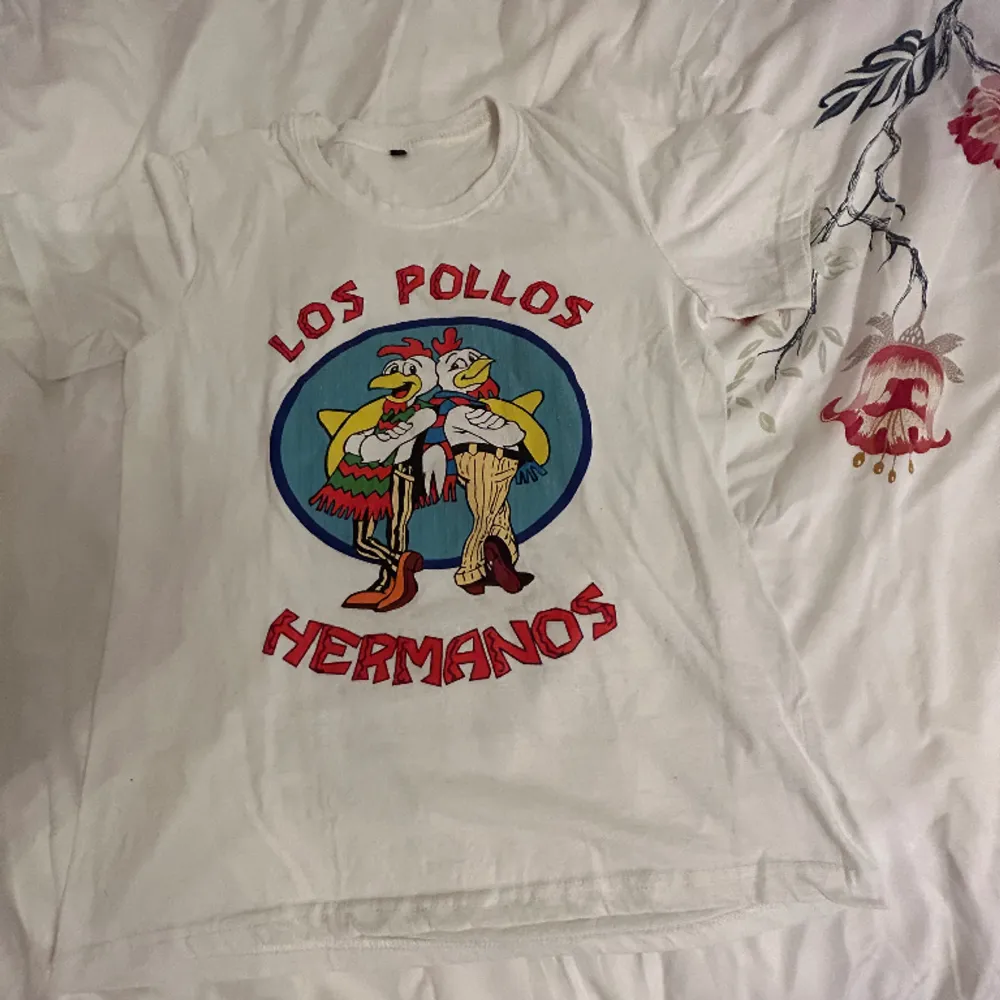 Los Pollos Hermanos tröja i vit. Baserad från snabb mat kedjan i serien (Breaking Bad)  Tryckningen har dock sprickor.. T-shirts.