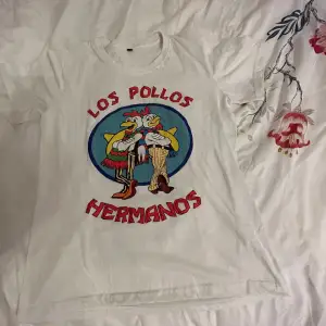 Los Pollos Hermanos tröja i vit. Baserad från snabb mat kedjan i serien (Breaking Bad)  Tryckningen har dock sprickor.